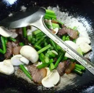 Make Garlic pork for mushrooms step 12