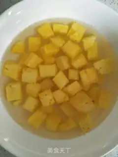 Make Pineapple rice step 1