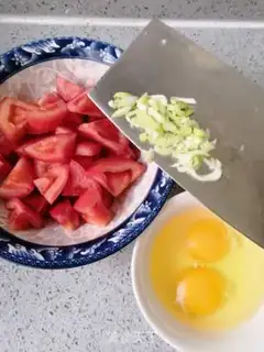 Make Tomatoes, eggnut soup step 0