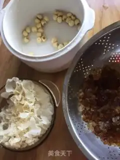 Make Peach glue silver ear soup step 0