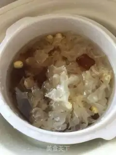 Make Peach glue silver ear soup step 1