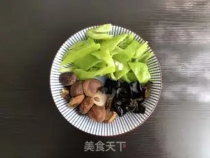 Make Yellow chicken step 1