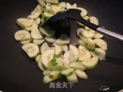 Make cucumber fried oatmeal noodles step 3