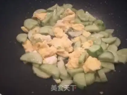 Make cucumber fried oatmeal noodles step 4