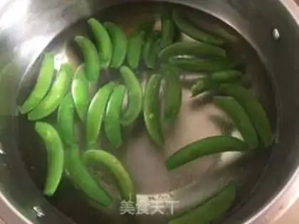 Make Fresh lilies for sweet fried step 2