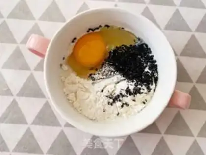 Make Milk, black and sesame egg rolls step 4