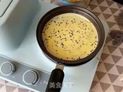 Make Milk, black and sesame egg rolls step 7