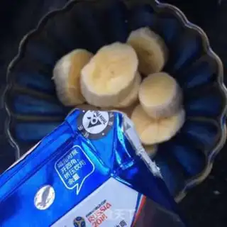 Make Blueberry banana yogurt bowl step 2