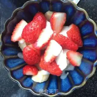 Make Blueberry banana yogurt bowl step 3