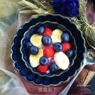 Make Blueberry banana yogurt bowl step 7
