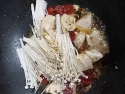 Make Sour tofu, gold and mushroom soup step 2