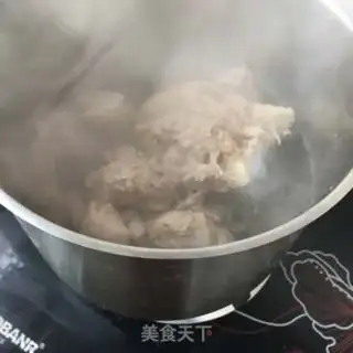 Make Onion fried lamb noodles step 1