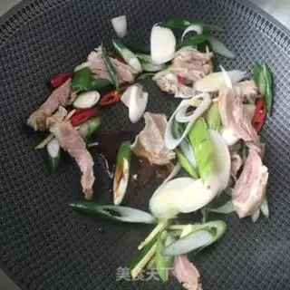 Make Onion fried lamb noodles step 10