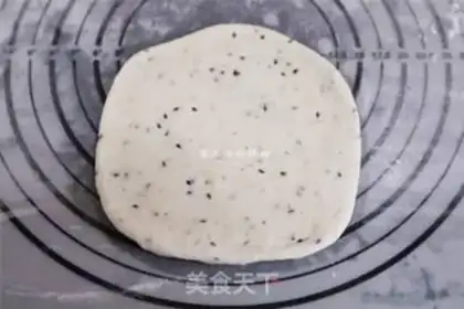 Make Onion sesame-smelting bag step 3