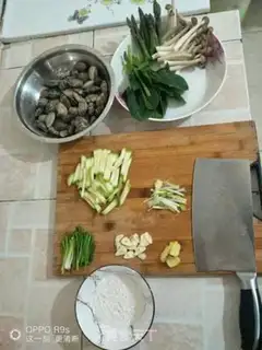 Make Korean clam soup noodles step 1