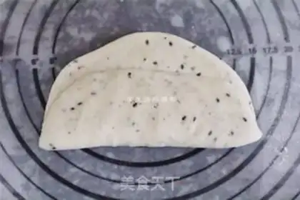 Make Onion sesame-smelting bag step 4