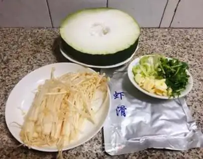 Make Shrimp rollers, squirm soup step 0