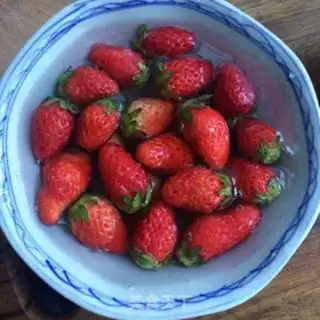 Make Dragonfruit strawberry juice step 1