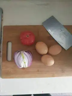 Make Round onion tomato fried eggs step 0