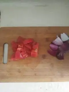 Make Round onion tomato fried eggs step 1