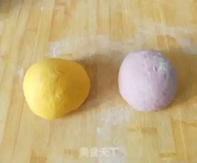 Make Two-coloured buns step 5