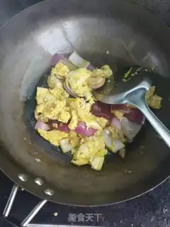 Make Round onion tomato fried eggs step 5