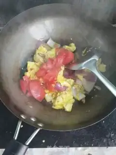 Make Round onion tomato fried eggs step 6