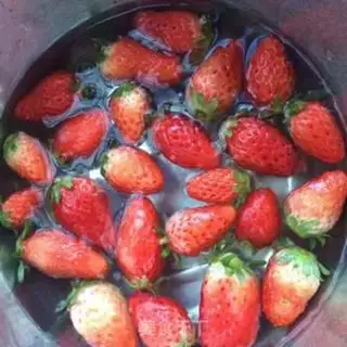 Make Strawberry tomato juice step 1