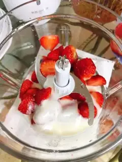 Make Strawberry Smutcher step 2