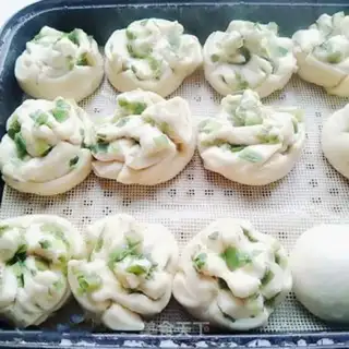 Make Onion roll step 17