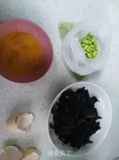 Make Woody eggs with beans step 1