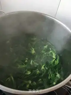 Make Fried garlic paste spinach step 2