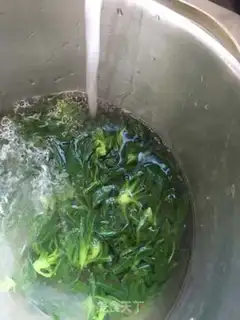 Make Fried garlic paste spinach step 4