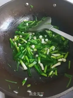 Make Garlic fried eggs step 4