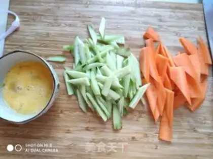 Make cucumber fried eggs step 1