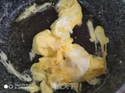 Make cucumber fried eggs step 2