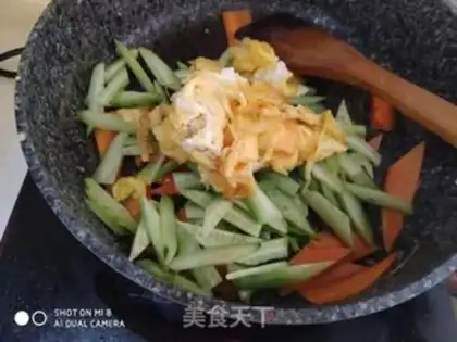 Make cucumber fried eggs step 3