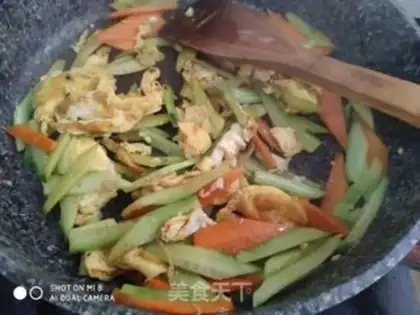 Make cucumber fried eggs step 4