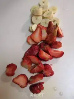 Make Strawberry banana juice step 1