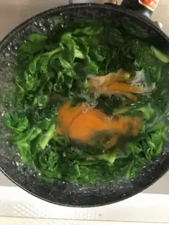 Make Oscillated duck egg soup step 3