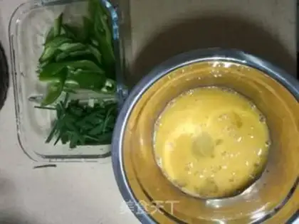 Make Chili fried eggs step 1