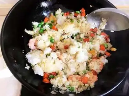 Make Pineapple rice step 4