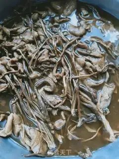 Make Tea mushroom fried meat step 0
