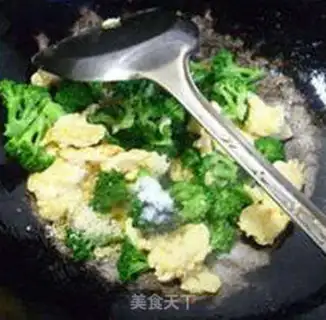 Make Eggs and broccoli step 7