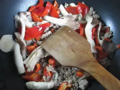 Make Meat-creamed red peppers step 4