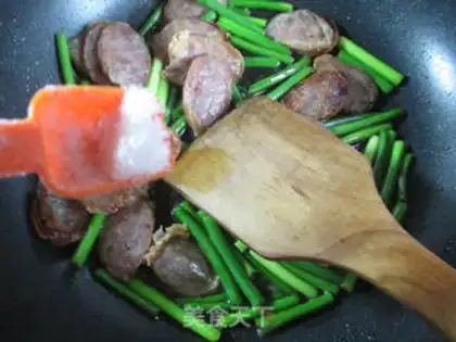 Make Garlic fried sausage step 5