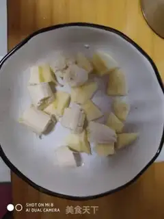 Make Banana apple shake step 1