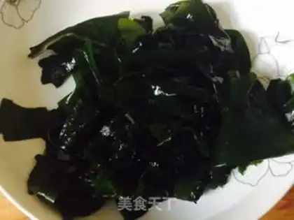 Make Clothes and egg soup step 1