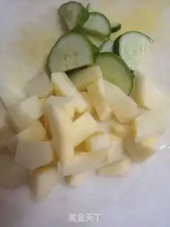 Make Apple cucumber juice step 1