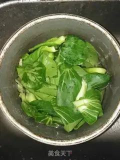 Make Pelican oil mixed with a green wood ear step 1